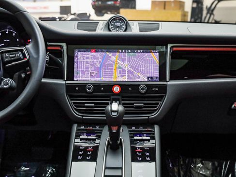 Used 2025 Porsche Macan image 17