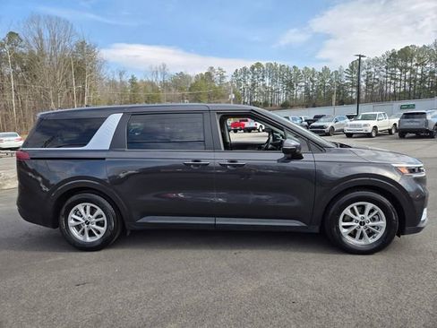 Used 2024 Kia Carnival LX image 8