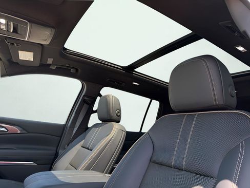 Used 2025 Chevrolet Traverse High Country FWD image 14