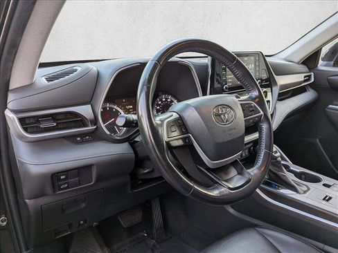Used 2022 Toyota Highlander XLE image 10