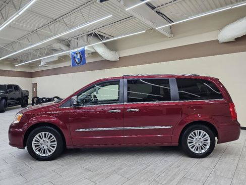Used 2013 Chrysler Town & Country Limited w/ Luxury Group FWD image 9