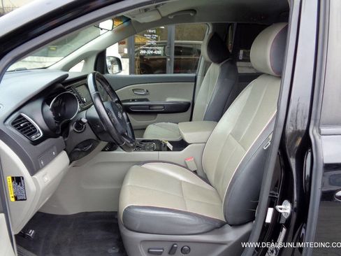 Used 2017 Kia Sedona LX w/ LX Essentials Premium Package image 9