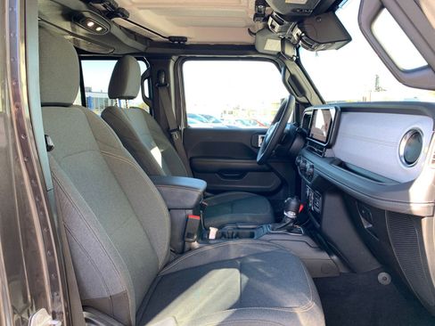 Used 2025 Jeep Wrangler Sahara image 35