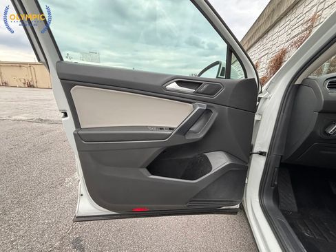 Used 2021 Volkswagen Tiguan SE image 41