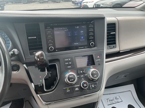 Used 2018 Toyota Sienna XLE w/ XLE Navigation Package FWD image 14