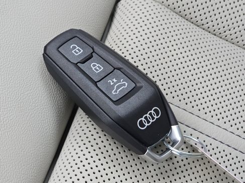 Certified 2025 Audi Q5 Prestige image 43