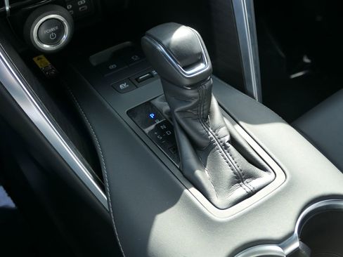 Used 2024 Toyota Venza XLE image 27