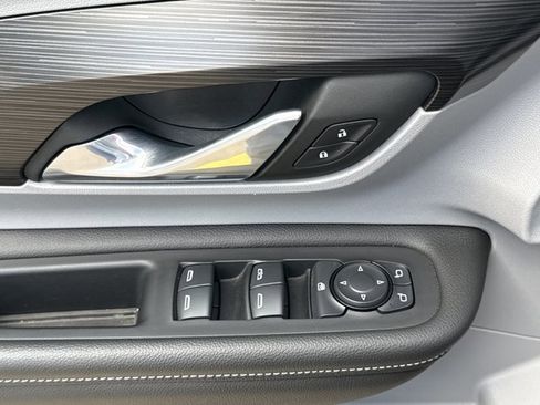 Used 2024 GMC Terrain SLE w/ Driver Convenience Package image 17