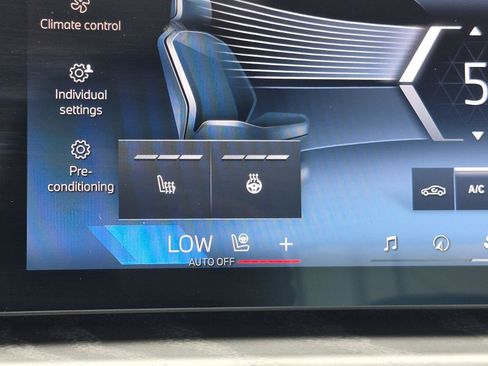 Used 2025 BMW 740i w/ Premium Package RWD image 34
