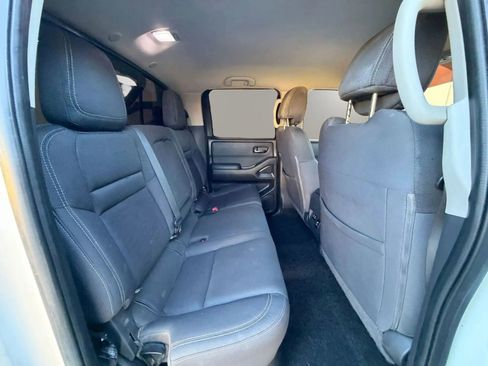 Used 2022 Nissan Frontier SV w/ Graphics Package RWD image 18