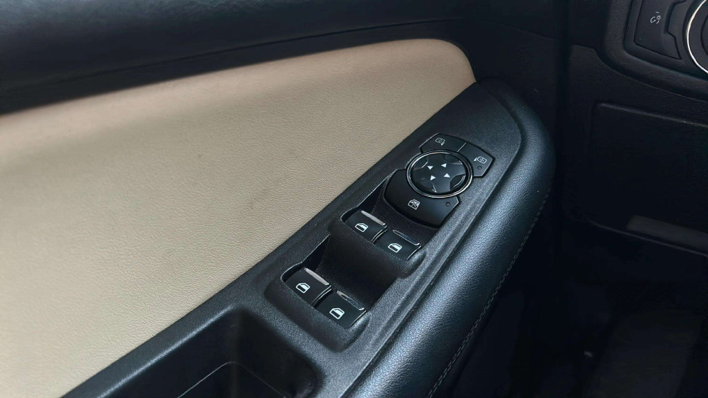 Used 2020 Ford Edge SE FWD image 23