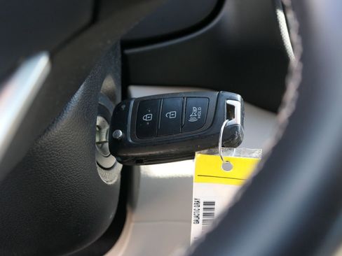 Used 2023 Hyundai Venue SEL FWD image 21