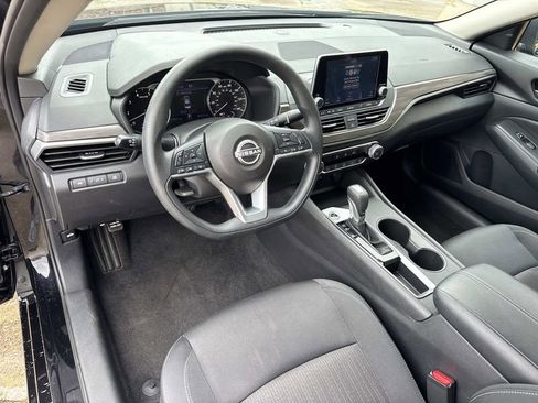 Used 2025 Nissan Altima 2.5 SV FWD image 37