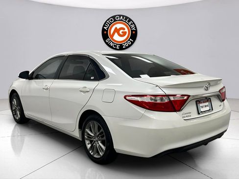Used 2017 Toyota Camry SE image 5