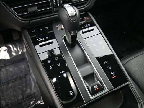 Certified 2025 Porsche Macan image 24