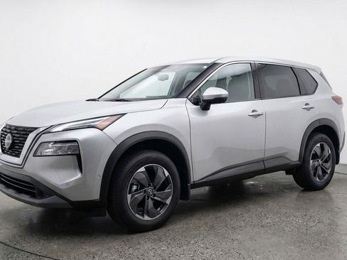 Used 2025 Nissan Rogue SV image 3