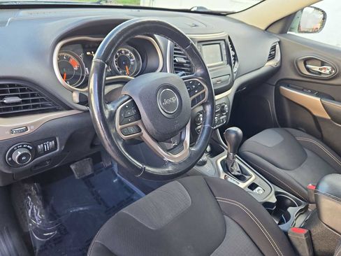 Used 2017 Jeep Cherokee Latitude w/ Cold Weather Group image 10