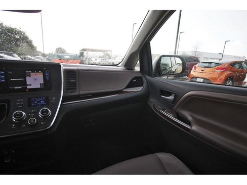 Used 2015 Toyota Sienna Limited Premium FWD image 12