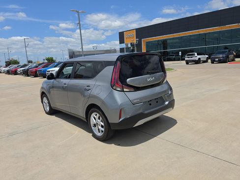 Used 2023 Kia Soul LX w/ LX Technology Package FWD image 3