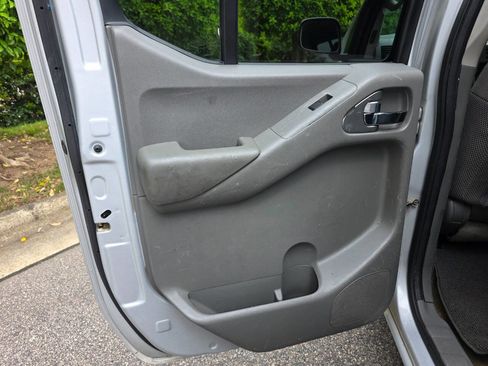 Used 2012 Nissan Frontier SV AWD/4WD image 17