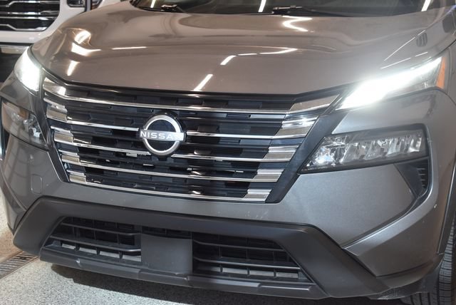 Used 2025 Nissan Rogue SV AWD/4WD image 14