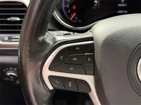 Used 2021 Jeep Grand Cherokee Laredo image 19