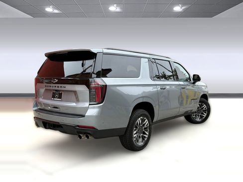 Used 2025 Chevrolet Suburban Z71 AWD/4WD image 8