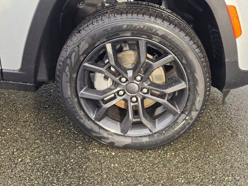 New 2025 Jeep Grand Cherokee Limited image 9