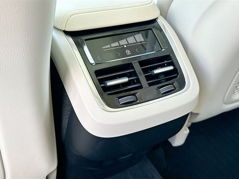 Used 2022 Volvo XC60 B5 Inscription w/ Advanced Package image 24