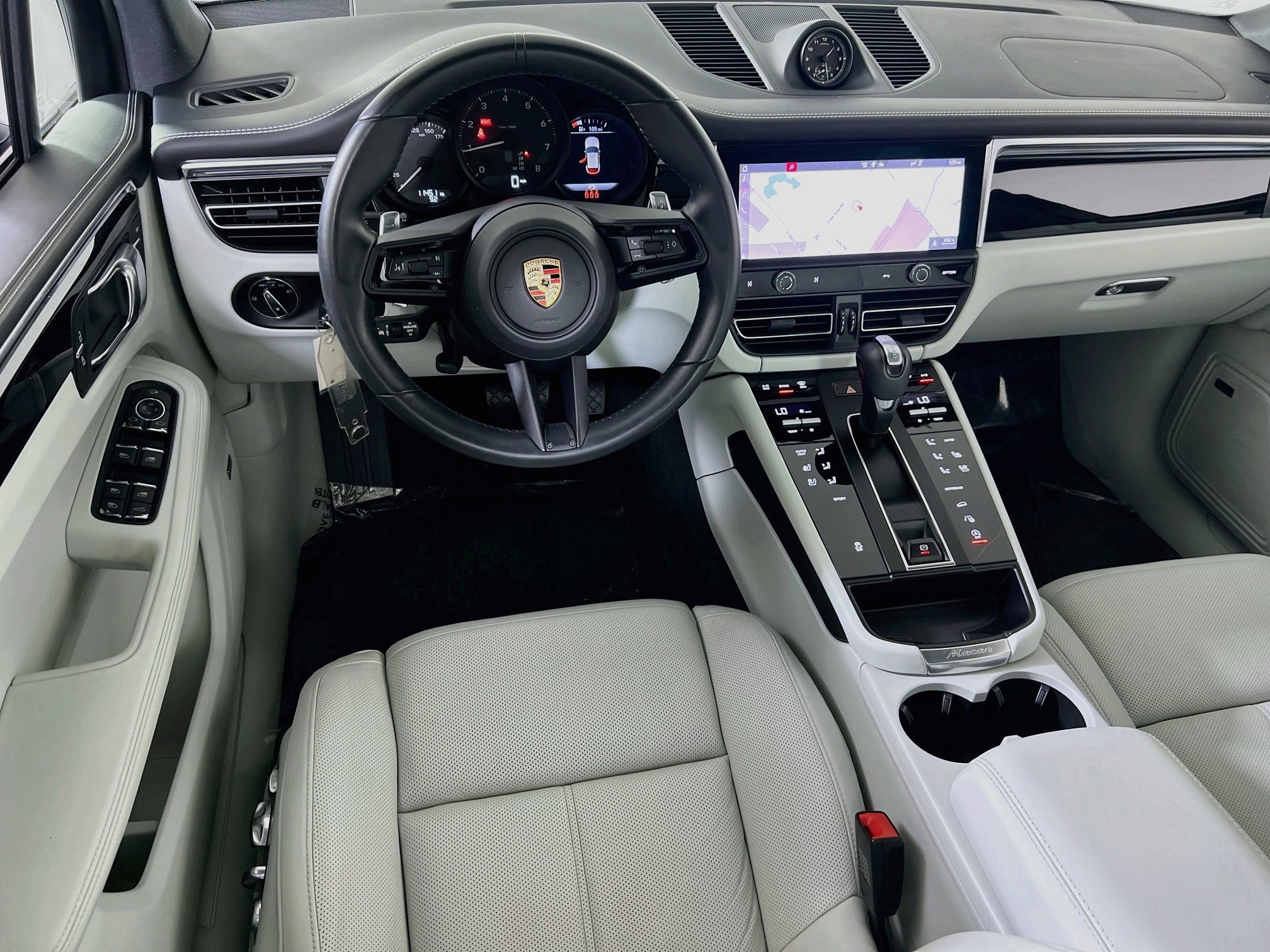 Used 2025 Porsche Macan w/ Premium Package Plus AWD/4WD image 23