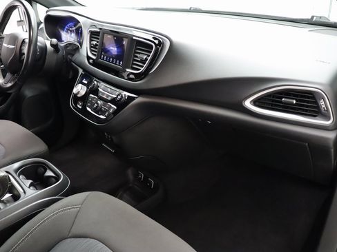 Used 2020 Chrysler Pacifica Touring w/ S Appearance Package image 21