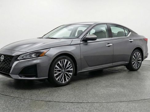 Used 2025 Nissan Altima 2.5 SV image 3