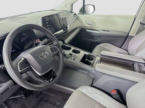 Certified 2021 Toyota Sienna Limited FWD image 10