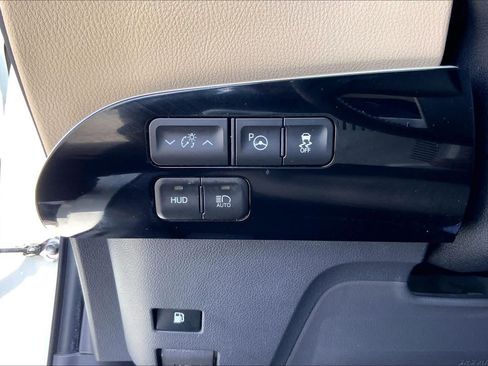Used 2017 Toyota Prius Four w/ Advanced Technology Package FWD image 33