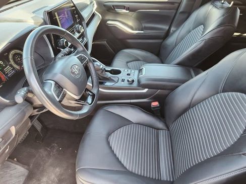 Certified 2025 Toyota Highlander XSE image 8