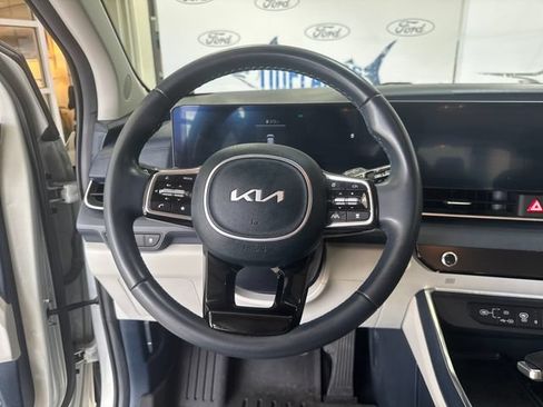 Used 2025 Kia Carnival EX FWD image 15