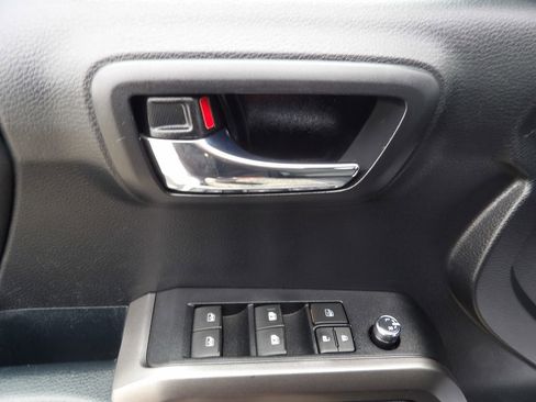 Used 2018 Toyota Tacoma TRD Sport image 15