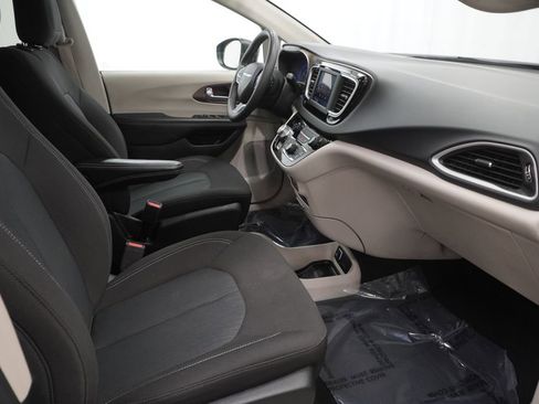Used 2023 Chrysler Voyager LX image 45
