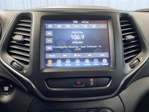 Used 2022 Jeep Cherokee Trailhawk image 16