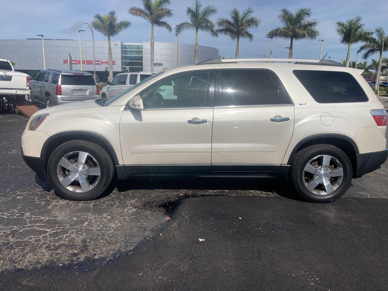 Used 2011 GMC Acadia SLT FWD image 1