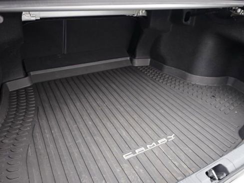 Used 2020 Toyota Camry XLE image 33