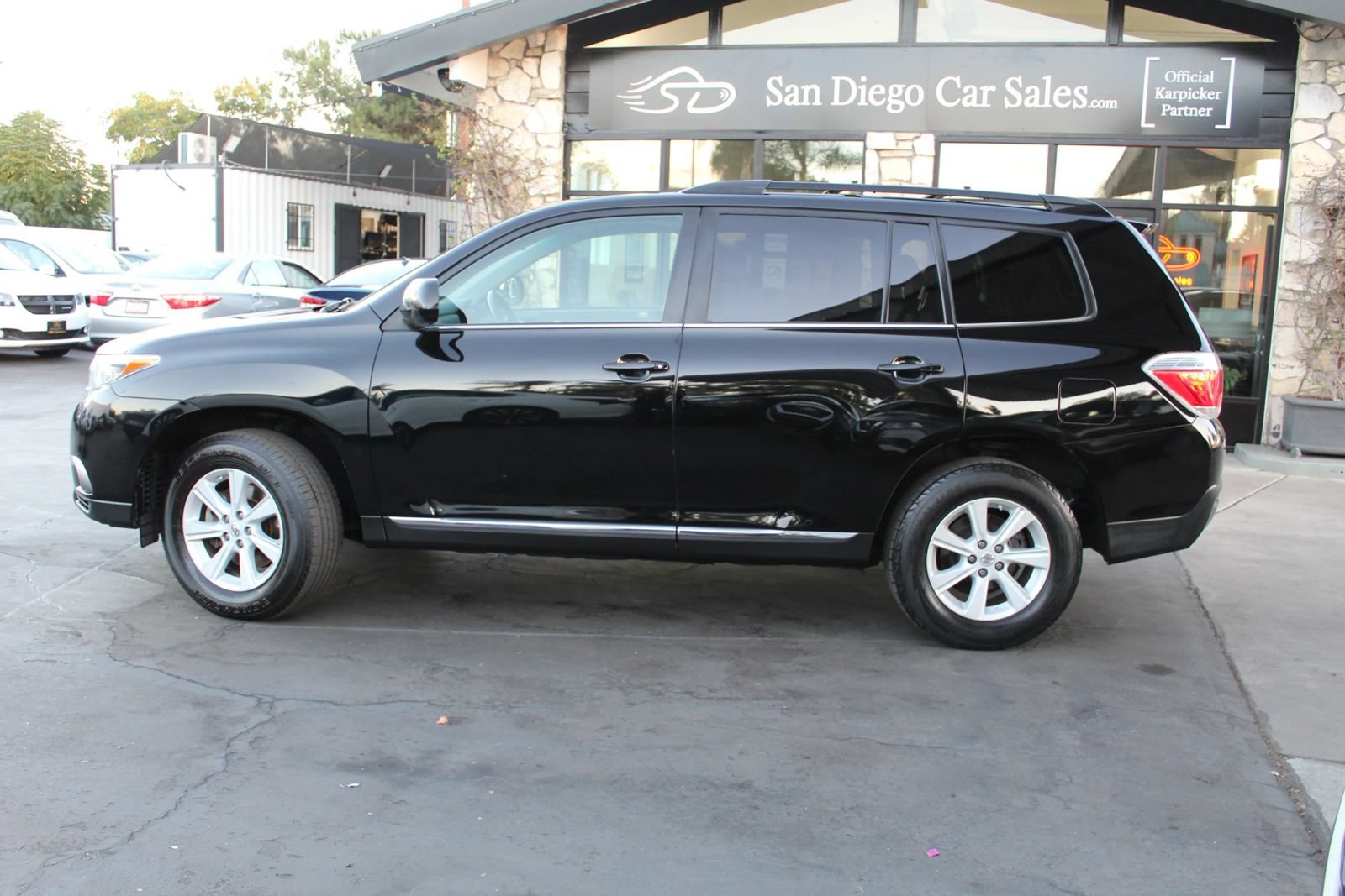 Used 2013 Toyota Highlander SE FWD image 2