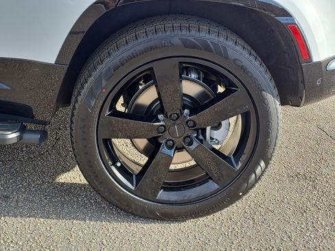 New 2026 Land Rover Defender 110 X-Dynamic SE image 33