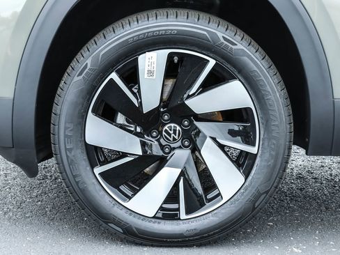 Used 2025 Volkswagen Atlas Cross Sport SE image 14