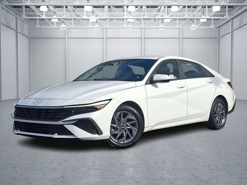 Used 2024 Hyundai Elantra SEL image 1