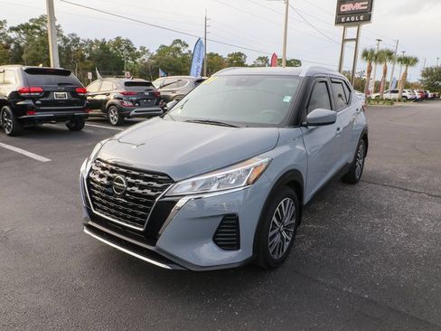 Used 2021 Nissan Kicks SV image 3