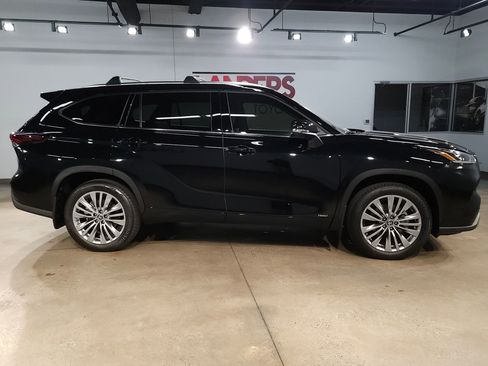 New 2026 Toyota Highlander Platinum AWD/4WD image 8