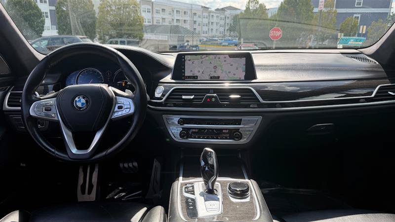 Used 2018 BMW 750i RWD image 26