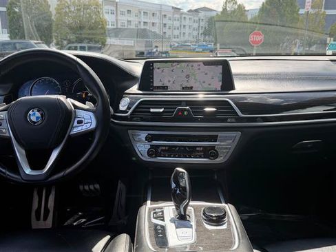 Used 2018 BMW 750i RWD image 26
