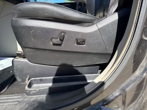Used 2015 Chrysler Town & Country Touring FWD image 20